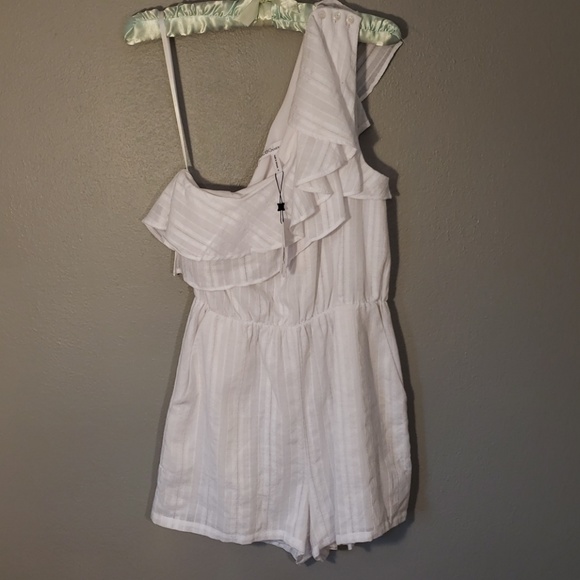 BCBGeneration Romper Pockets White One Shoulder - Picture 3 of 7